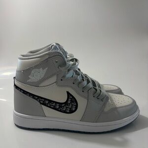 Nike Men's Athletic Shoes - Gray and White